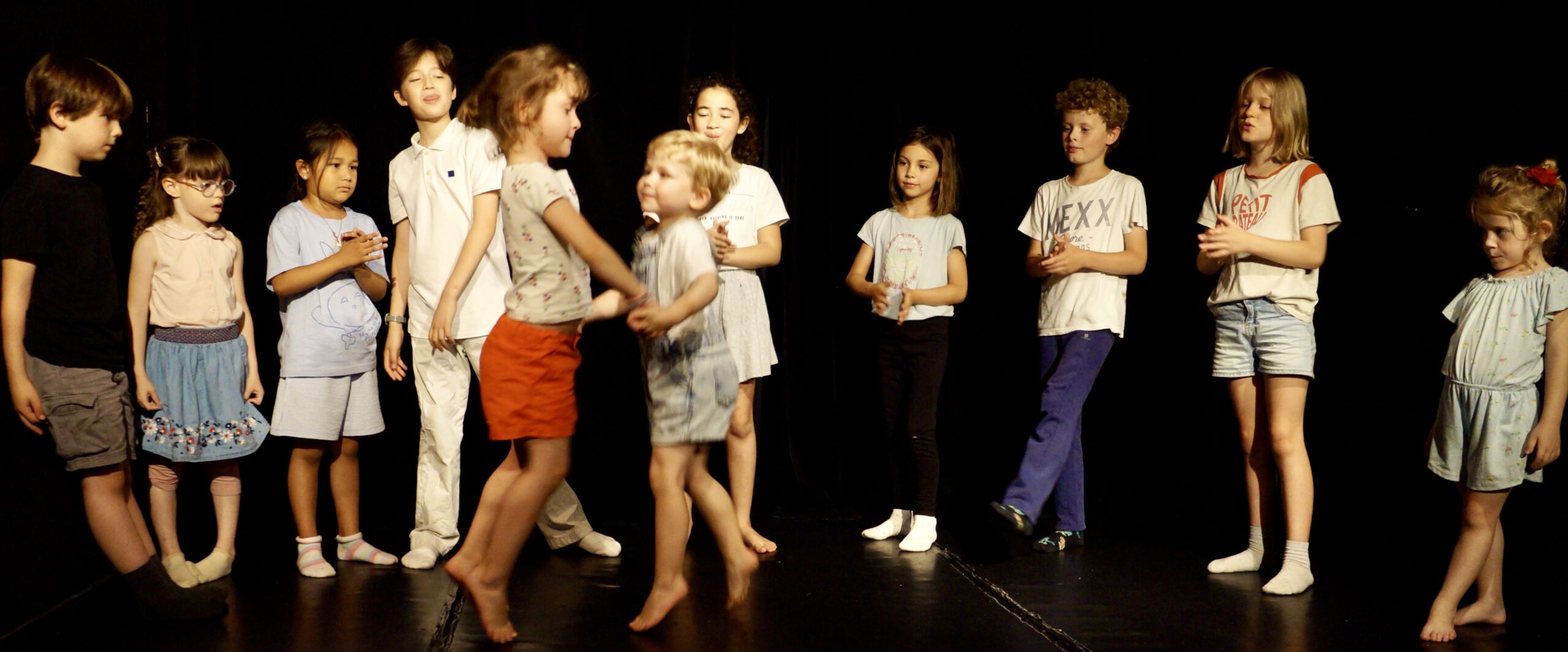 Le spectacle de fin de semaine du stage de théâtre-hip-hop des enfants de la compagnie maya