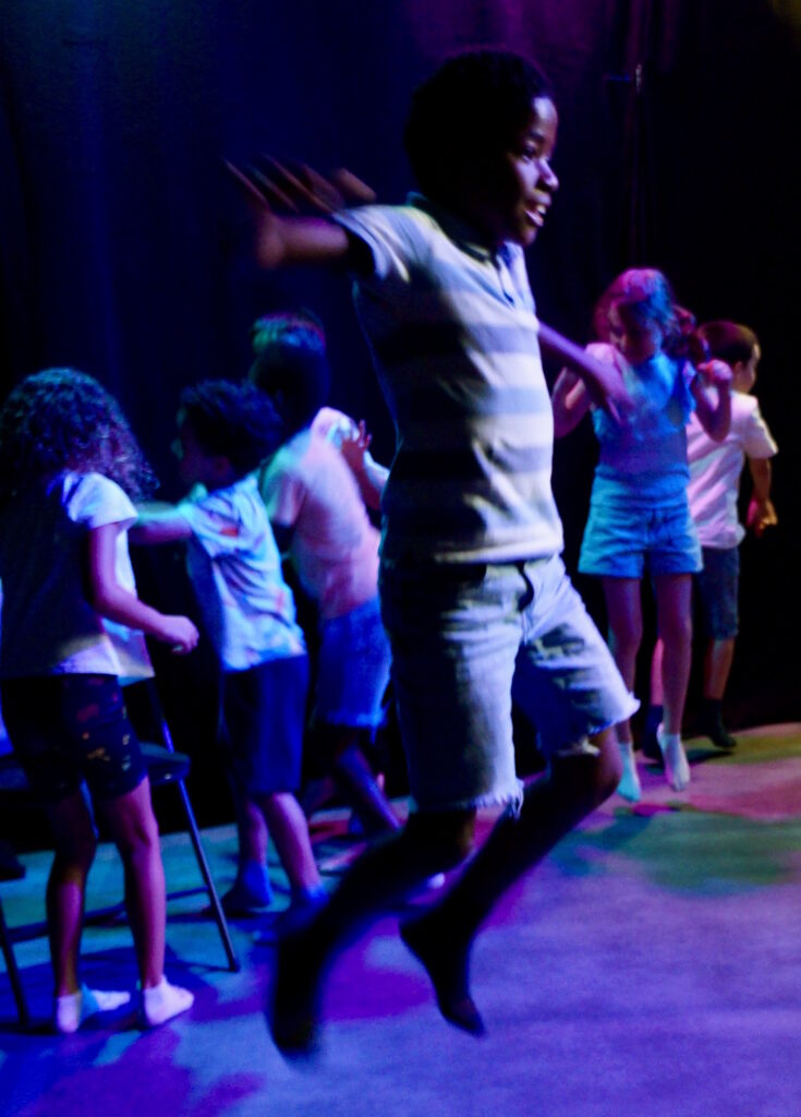 Le spectacle de fin de semaine du stage de théâtre-hip-hop des enfants de la compagnie maya