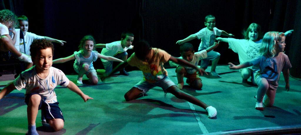 Le spectacle de fin de semaine du stage de théâtre-hip-hop des enfants de la compagnie maya