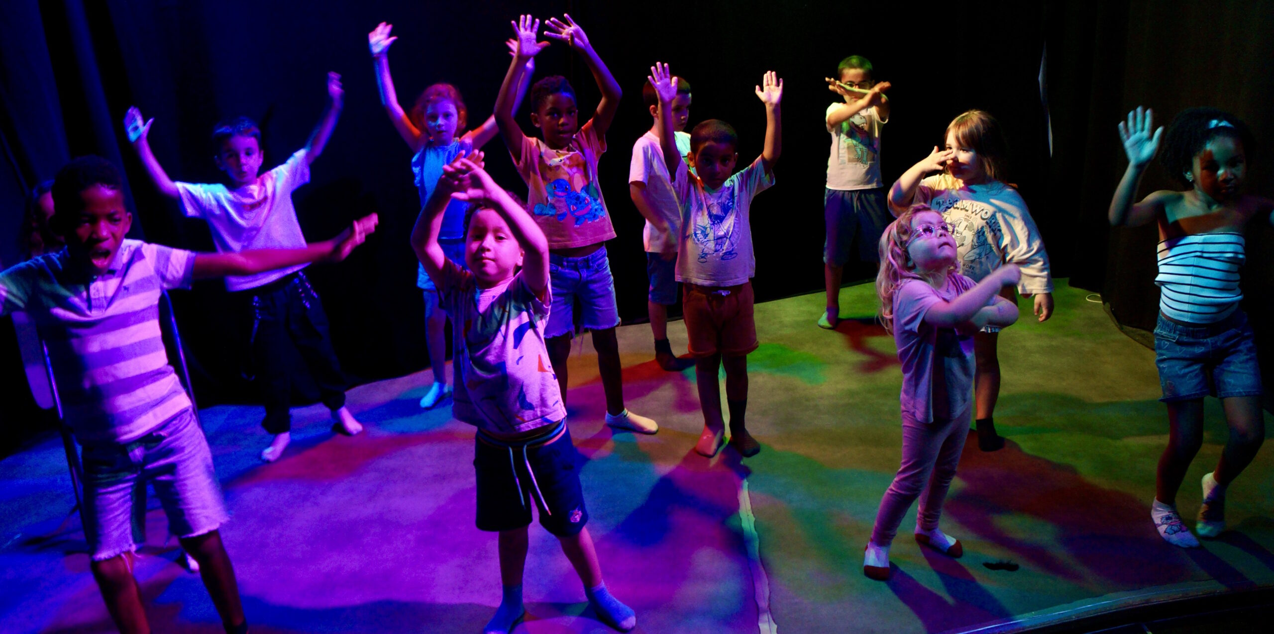 Le spectacle de fin de semaine du stage de théâtre-hip-hop des enfants de la compagnie maya
