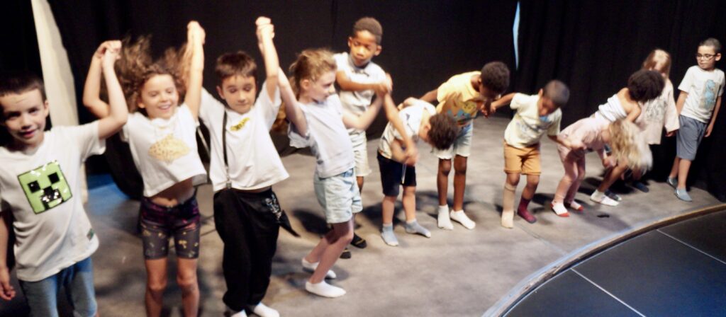 Le spectacle de fin de semaine du stage de théâtre-hip-hop des enfants de la compagnie maya