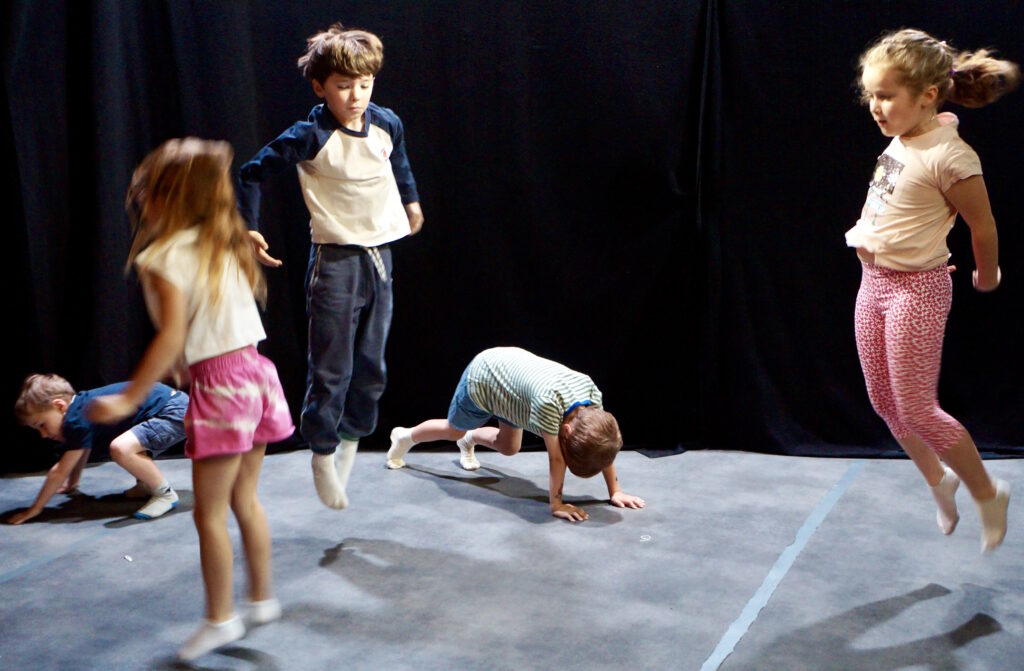 Le spectacle de fin de semaine du stage de théâtre-hip-hop des enfants de la compagnie maya
