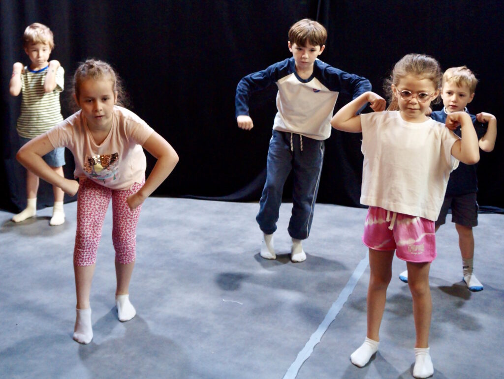 Le spectacle de fin de semaine du stage de théâtre-hip-hop des enfants de la compagnie maya