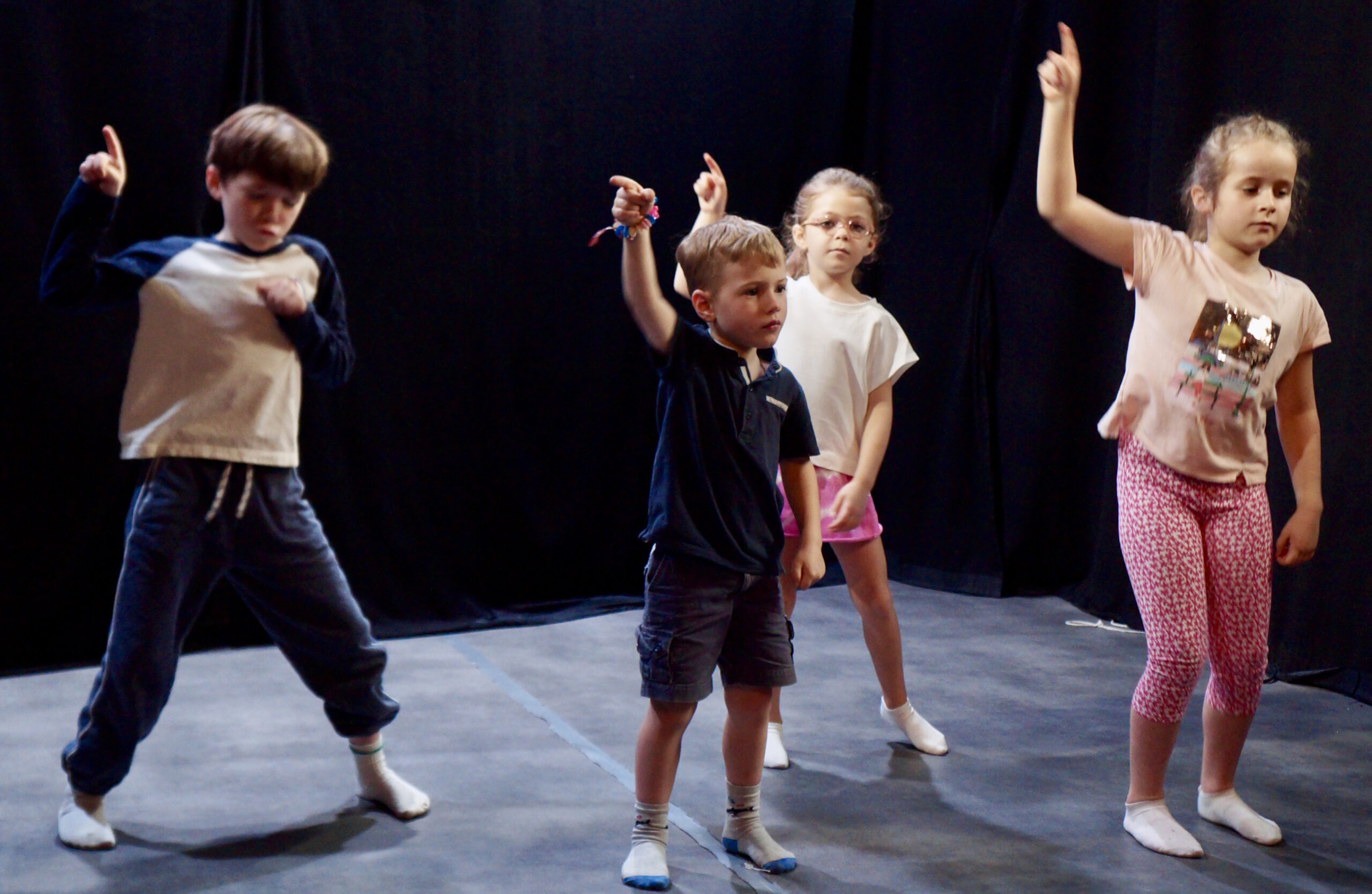 Le spectacle de fin de semaine du stage de théâtre-hip-hop des enfants de la compagnie maya