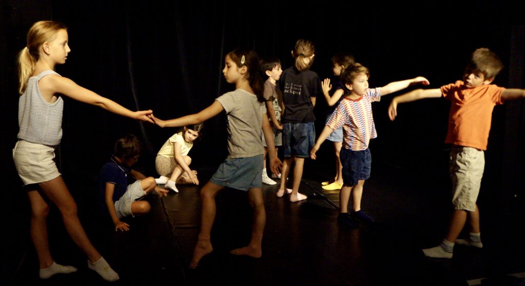 Le spectacle de fin de semaine du stage de théâtre-hip-hop des enfants de la compagnie maya