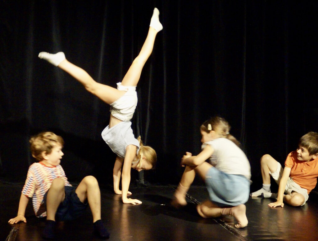 Le spectacle de fin de semaine du stage de théâtre-hip-hop des enfants de la compagnie maya