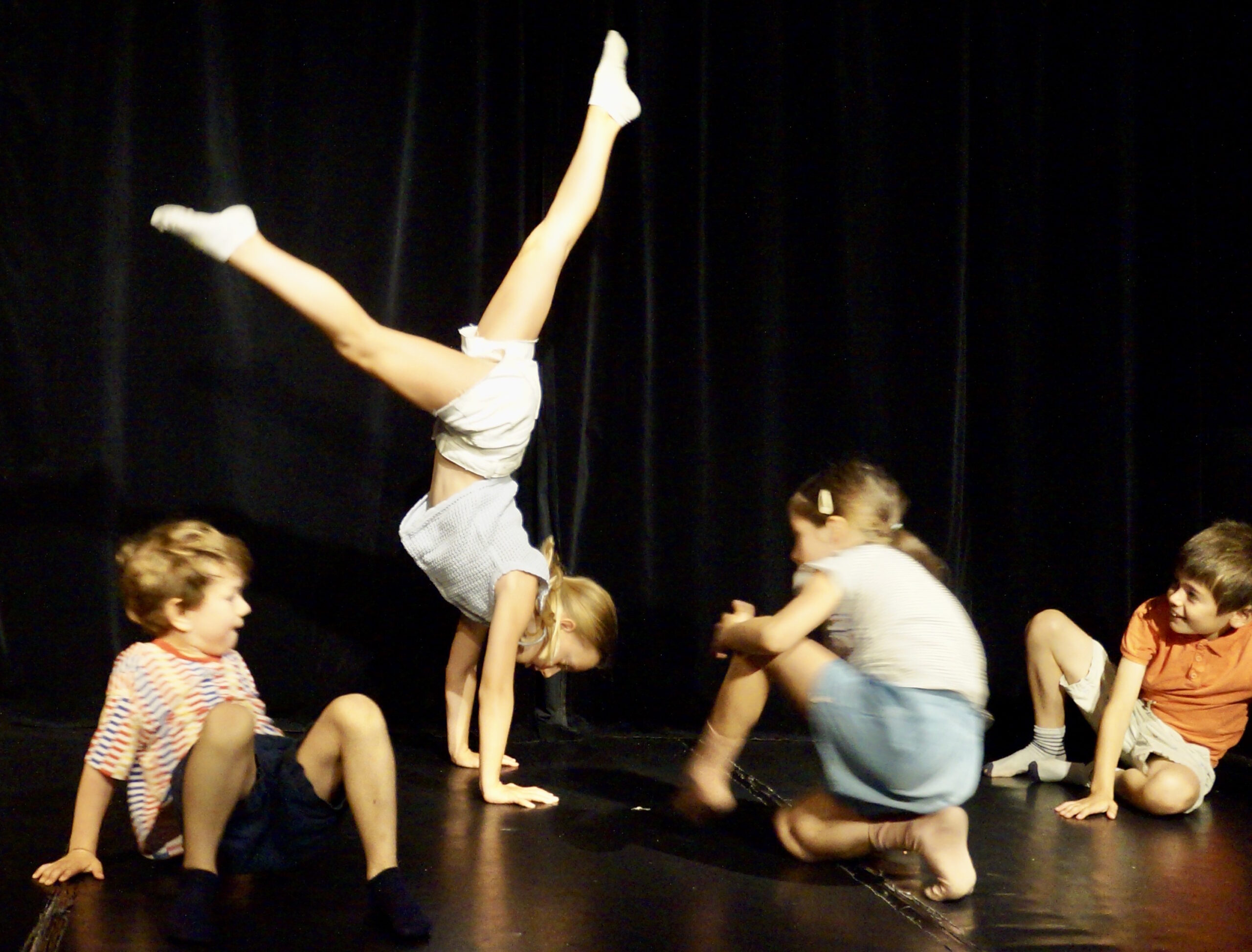 Le spectacle de fin de semaine du stage de théâtre-hip-hop des enfants de la compagnie maya