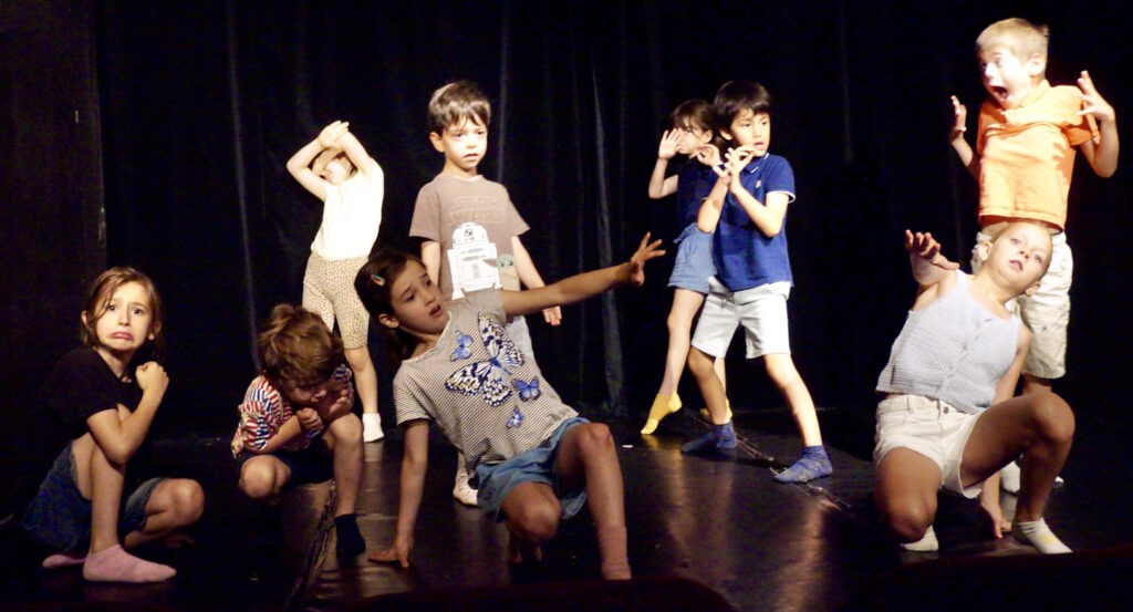Le spectacle de fin de semaine du stage de théâtre-hip-hop des enfants de la compagnie maya