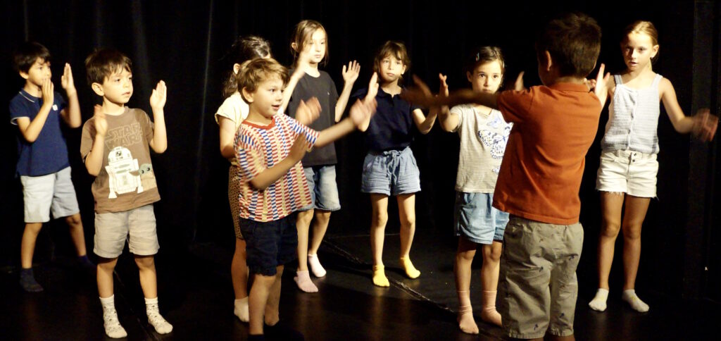 Le spectacle de fin de semaine du stage de théâtre-hip-hop des enfants de la compagnie maya