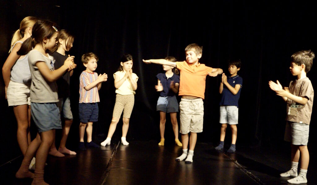 Le spectacle de fin de semaine du stage de théâtre-hip-hop des enfants de la compagnie maya