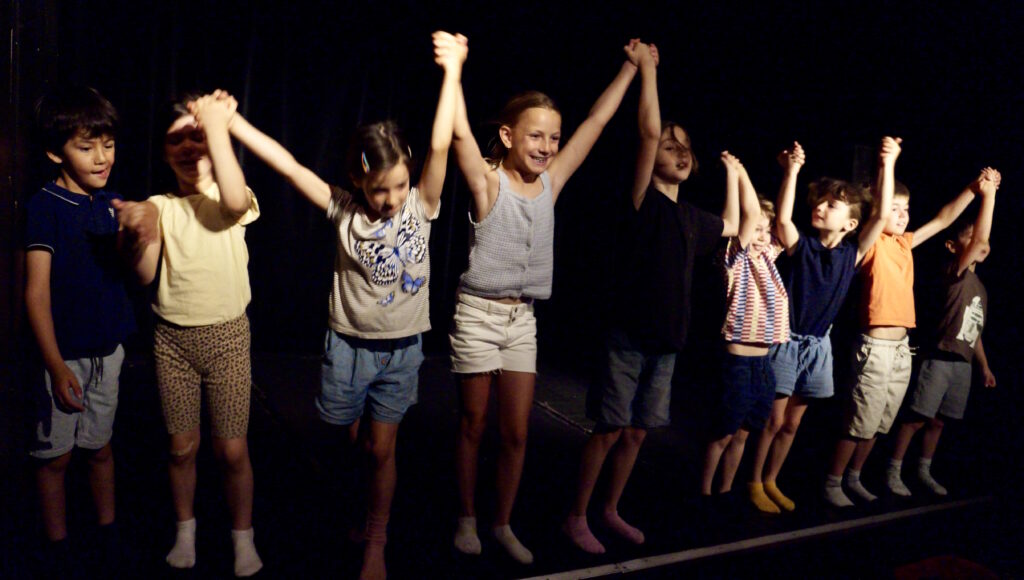 Le spectacle de fin de semaine du stage de théâtre-hip-hop des enfants de la compagnie maya