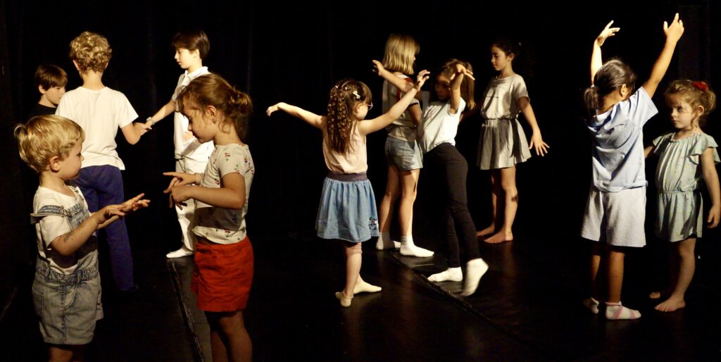Le spectacle de fin de semaine du stage de théâtre-hip-hop des enfants de la compagnie maya