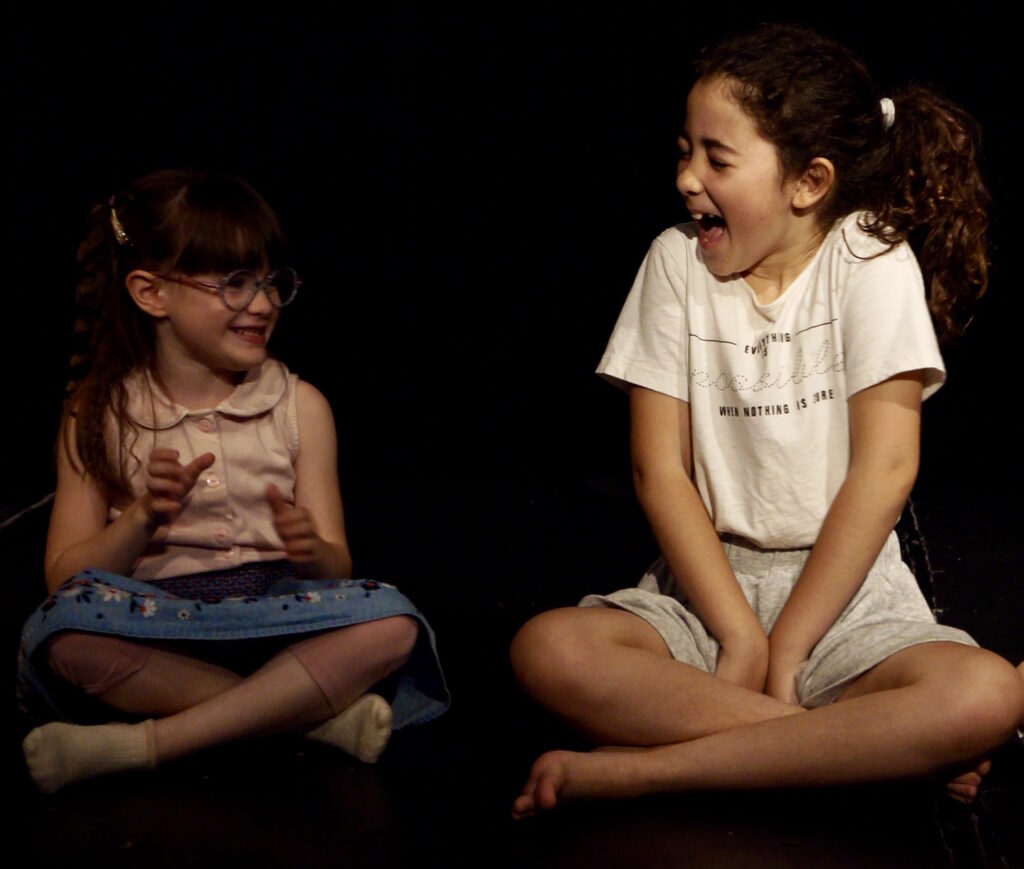Le spectacle de fin de semaine du stage de théâtre-hip-hop des enfants de la compagnie maya