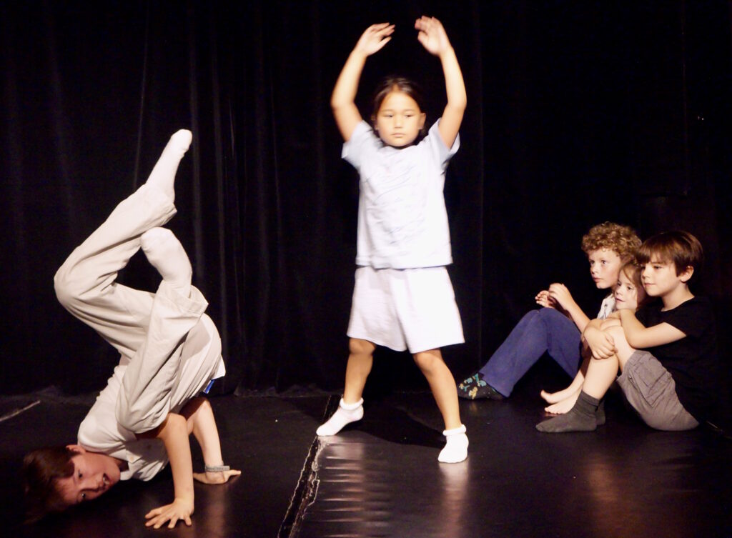 Le spectacle de fin de semaine du stage de théâtre-hip-hop des enfants de la compagnie maya