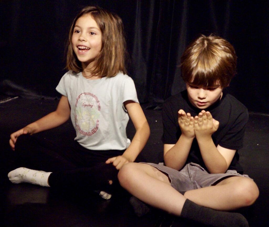 Le spectacle de fin de semaine du stage de théâtre-hip-hop des enfants de la compagnie maya