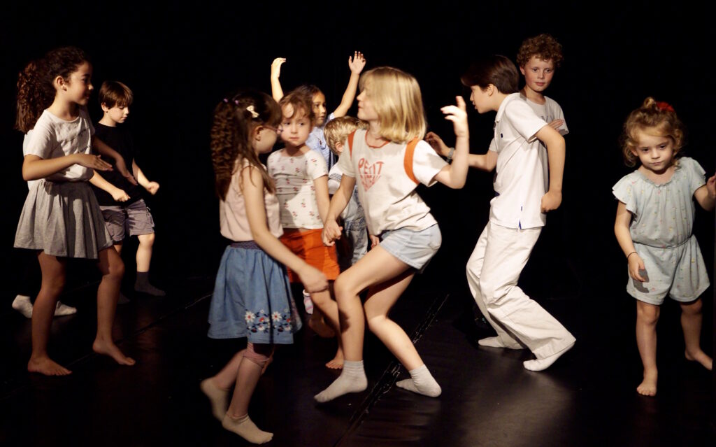Le spectacle de fin de semaine du stage de théâtre-hip-hop des enfants de la compagnie maya