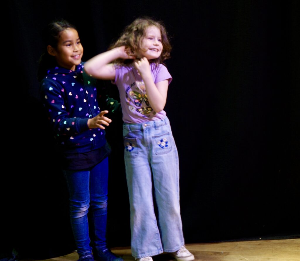 Les photos du stage théâtre cinéma au théâtre pandora de la compagnie maya