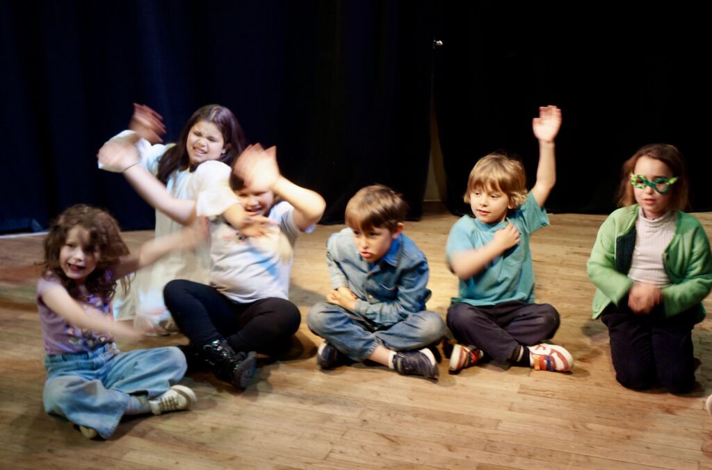 Les photos du stage théâtre cinéma au théâtre pandora de la compagnie maya