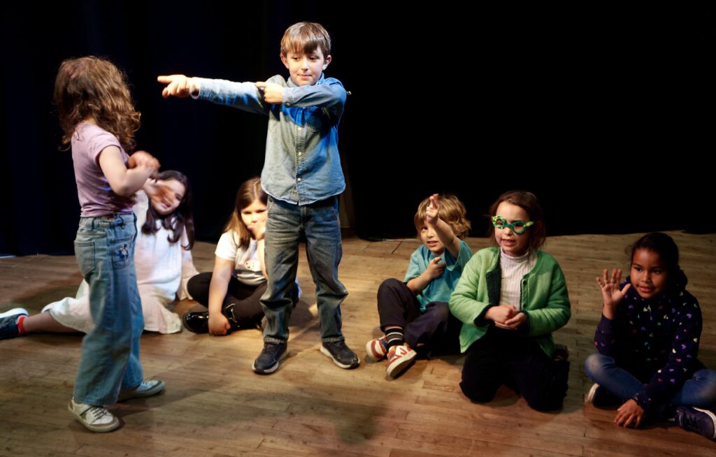Les photos du stage théâtre cinéma au théâtre pandora de la compagnie maya