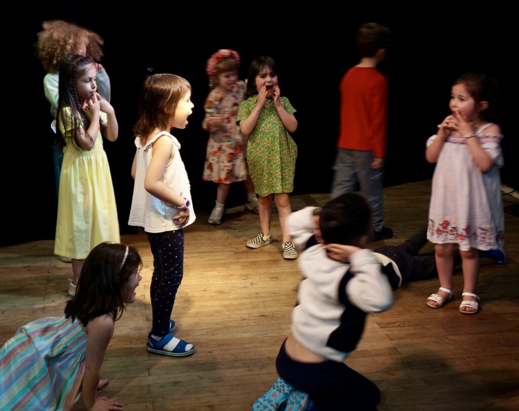 Les photos du stage théâtre cinéma au théâtre pandora de la compagnie maya