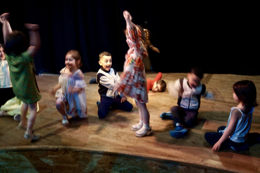 Les photos du stage théâtre cinéma au théâtre pandora de la compagnie maya