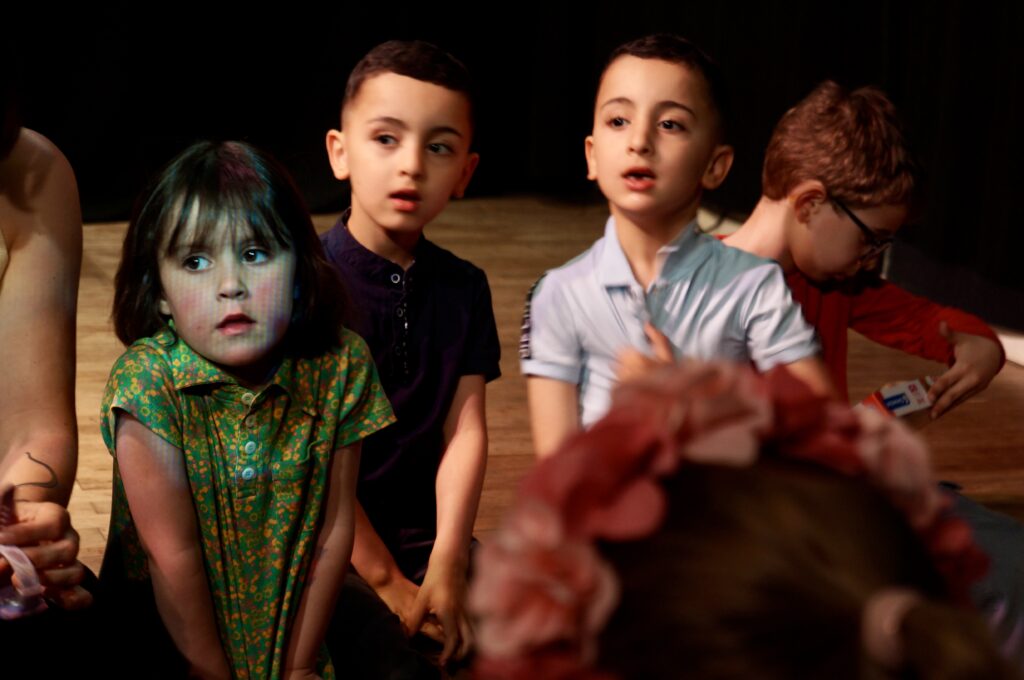 Les photos du stage théâtre cinéma au théâtre pandora de la compagnie maya