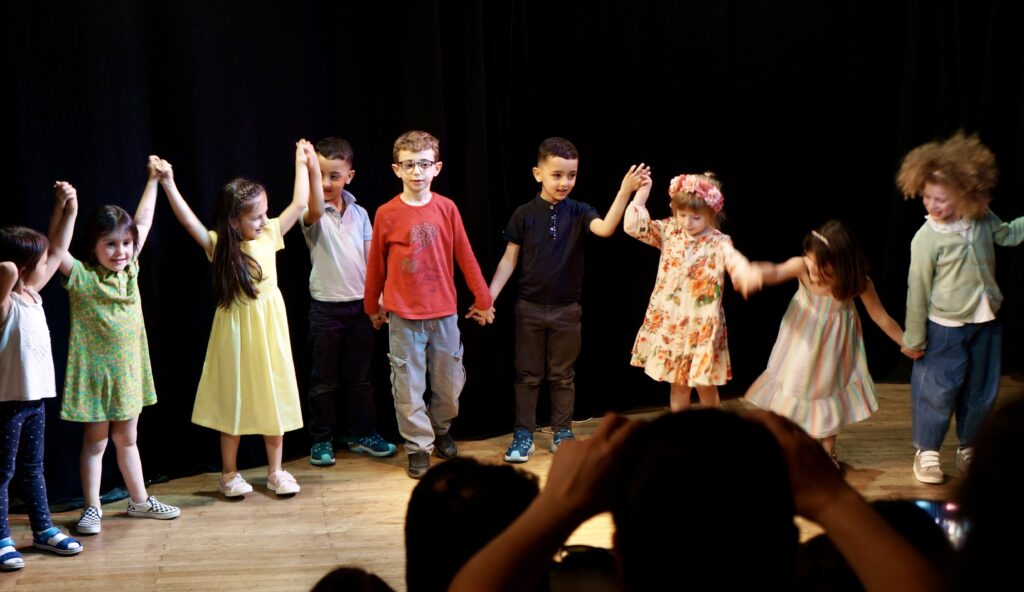 Les photos du stage théâtre cinéma au théâtre pandora de la compagnie maya