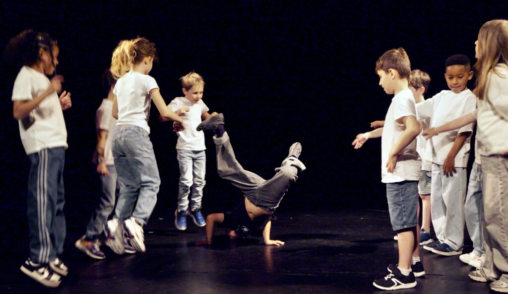 Retour en photos sur le spectacle de fin d'année des élèves hip-hop d'Angey-Feresthe de la compagnie maya