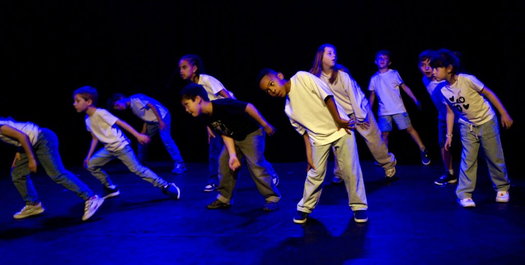 Retour en photos sur le spectacle de fin d'année des élèves hip-hop d'Angey-Feresthe de la compagnie maya