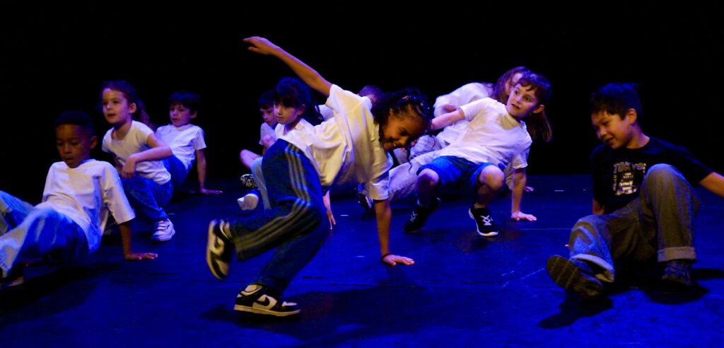 Retour en photos sur le spectacle de fin d'année des élèves hip-hop d'Angey-Feresthe de la compagnie maya