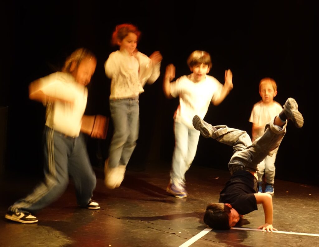 Retour en photos sur le spectacle de fin d'année des élèves hip-hop d'Angey-Feresthe de la compagnie maya