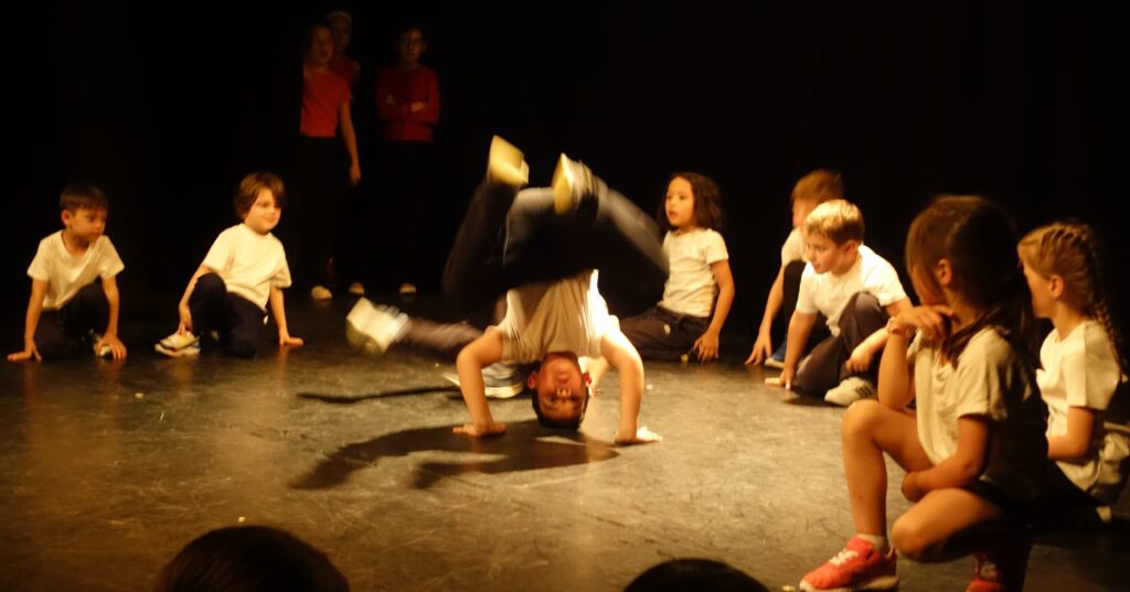 Retour en photos sur le spectacle de fin d'année des élèves hip-hop de Sarahël de la compagnie maya