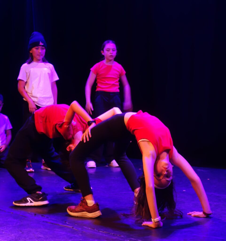Retour en photos sur le spectacle de fin d'année des élèves hip-hop de Sarahël de la compagnie maya