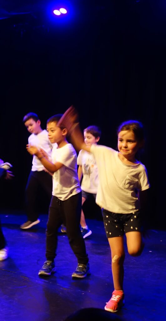Retour en photos sur le spectacle de fin d'année des élèves hip-hop de Sarahël de la compagnie maya