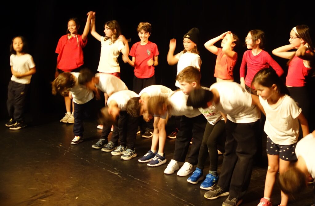 Retour en photos sur le spectacle de fin d'année des élèves hip-hop de Sarahël de la compagnie maya