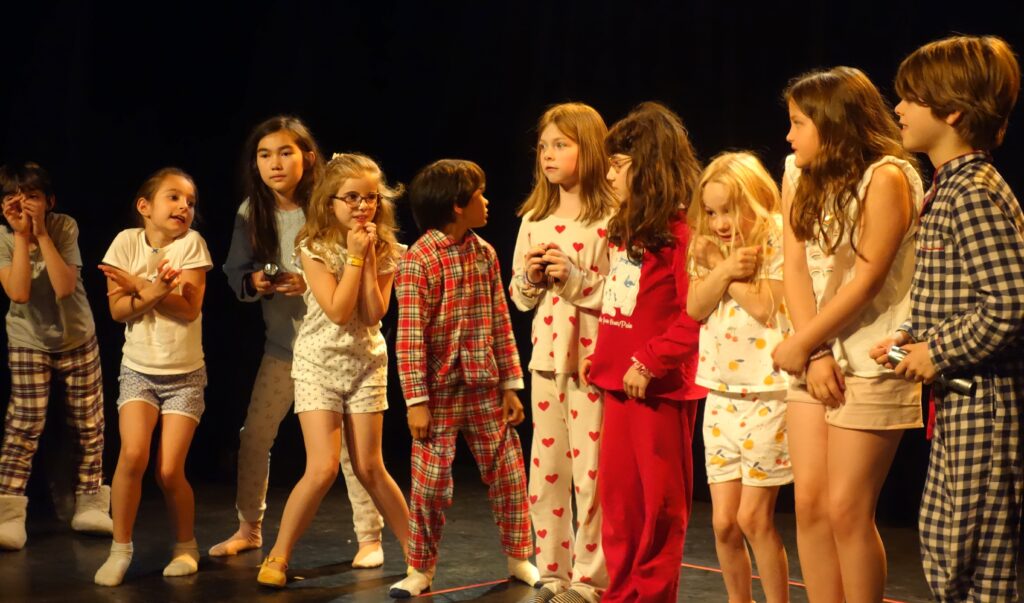 Retour en photos sur le spectacle de fin d'année des élèves de théâtre de Léa de la compagnie maya