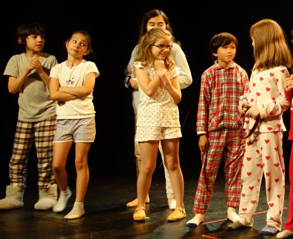 Retour en photos sur le spectacle de fin d'année des élèves de théâtre de Léa de la compagnie maya