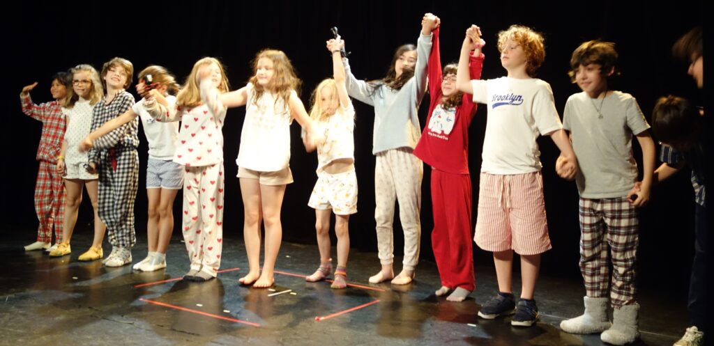 Retour en photos sur le spectacle de fin d'année des élèves de théâtre de Léa de la compagnie maya