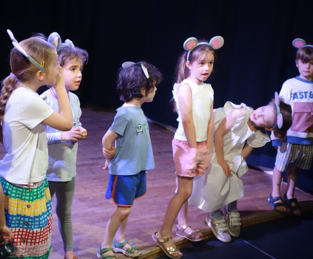 etour en photos sur le spectacle de fin d'année des élèves de théâtre de la compagnie maya