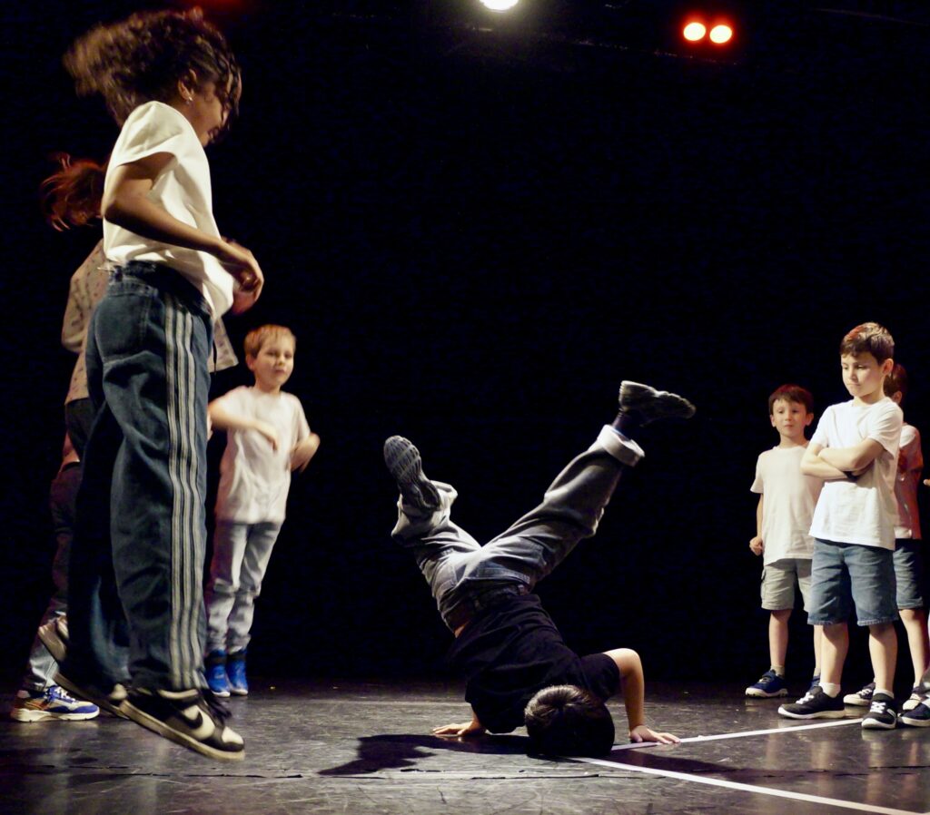 Retour en photos sur le spectacle de fin d'année des élèves hip-hop d'Angey-Feresthe de la compagnie maya