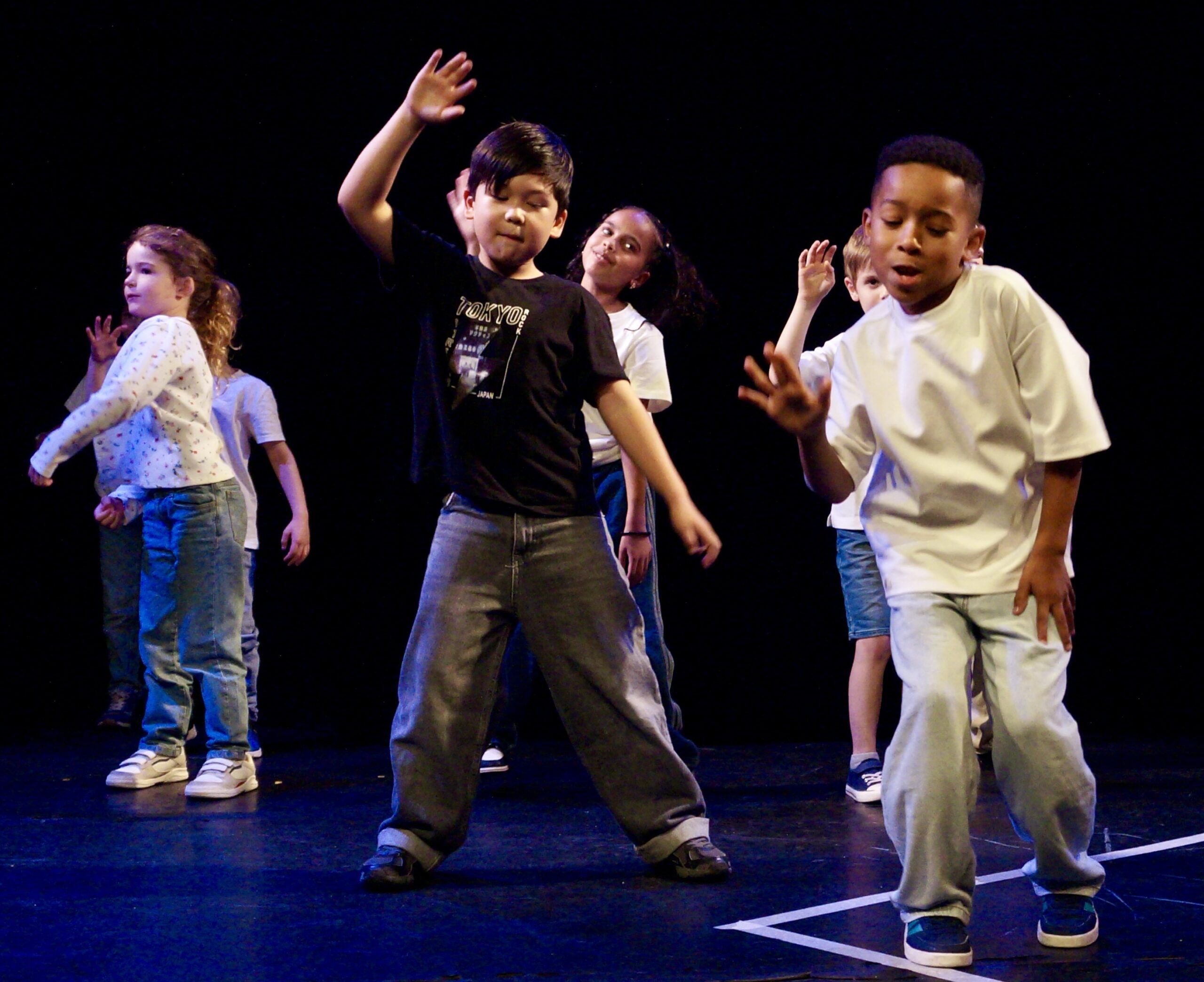 Retour en photos sur le spectacle de fin d'année des élèves hip-hop d'Angey-Feresthe de la compagnie maya