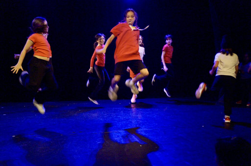 Retour en photos sur le spectacle de fin d'année des élèves hip-hop de Sarahël de la compagnie maya