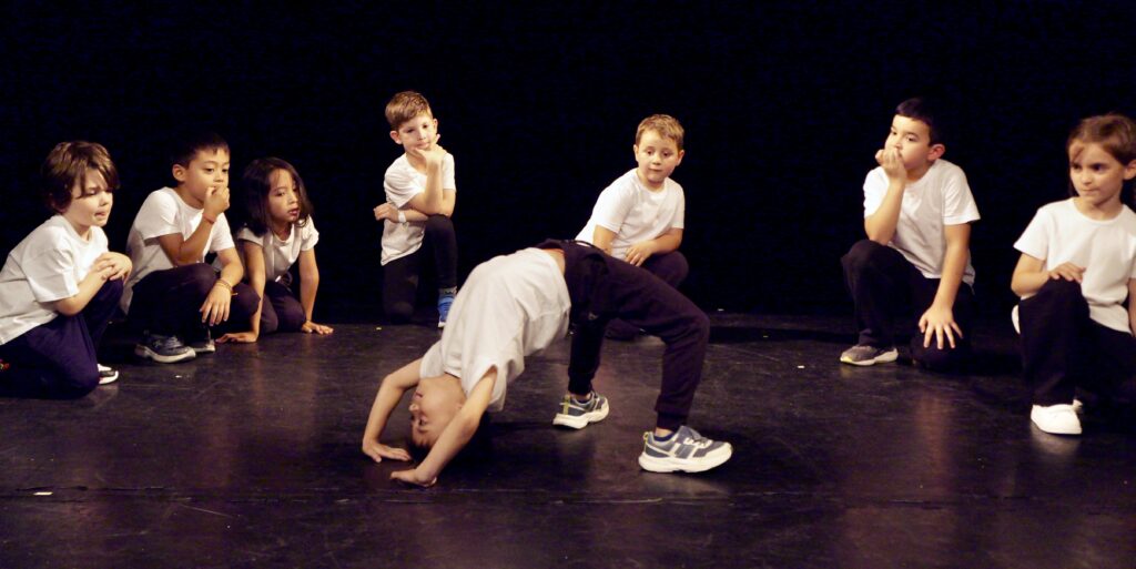 Retour en photos sur le spectacle de fin d'année des élèves hip-hop de Sarahël de la compagnie maya