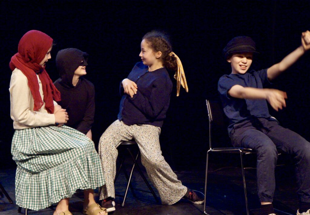 Retour en photos sur le spectacle de fin d'année des élèves de théâtre d'Ophélie de la compagnie maya