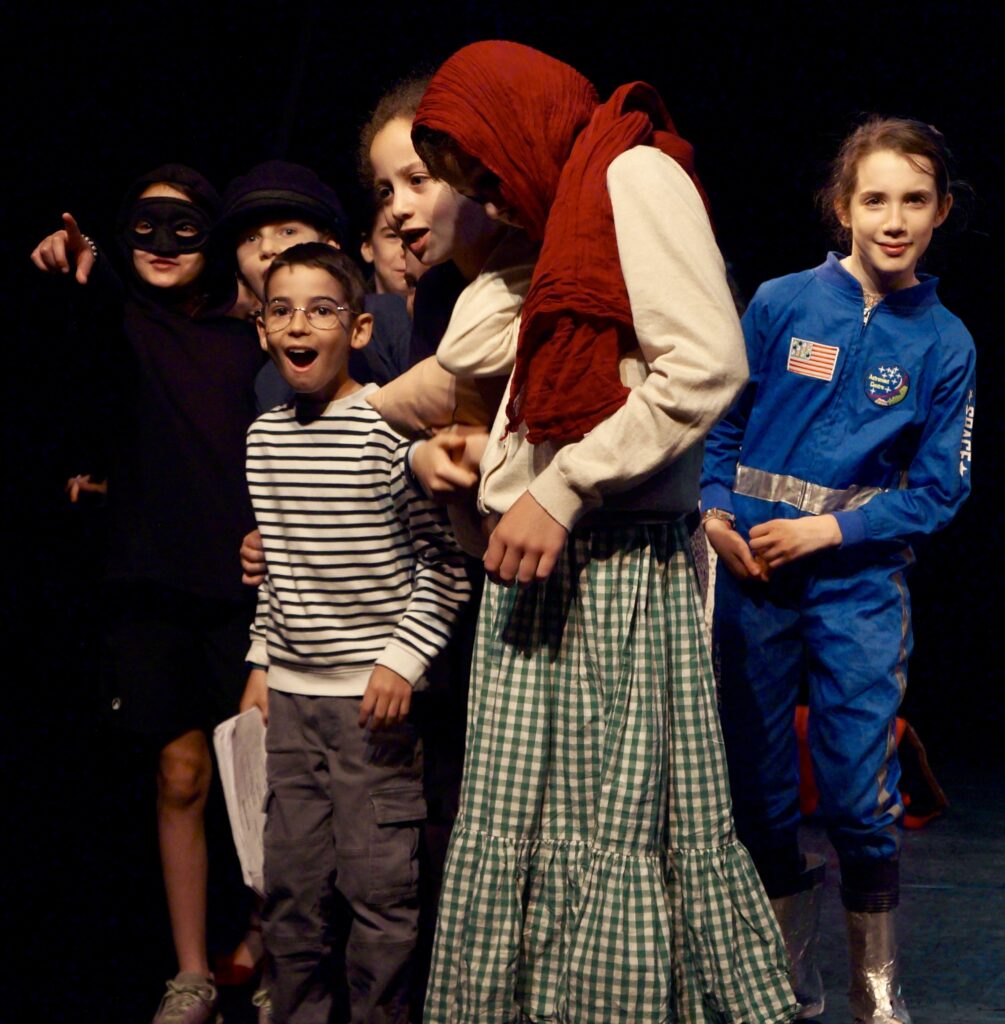 Retour en photos sur le spectacle de fin d'année des élèves de théâtre d'Ophélie de la compagnie maya