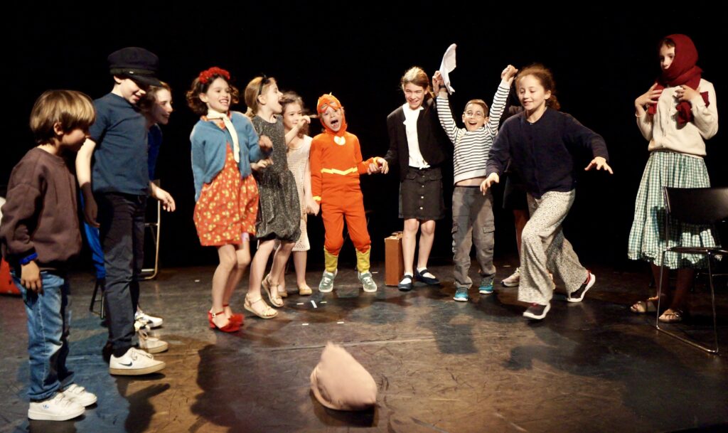 Retour en photos sur le spectacle de fin d'année des élèves de théâtre d'Ophélie de la compagnie maya