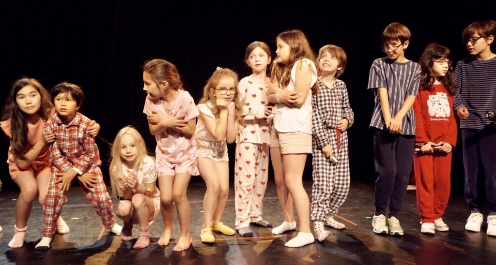 Retour en photos sur le spectacle de fin d'année des élèves de théâtre de Léa de la compagnie maya