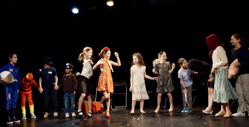 Retour en photos sur le spectacle de fin d'année des élèves de théâtre d'Ophélie de la compagnie maya