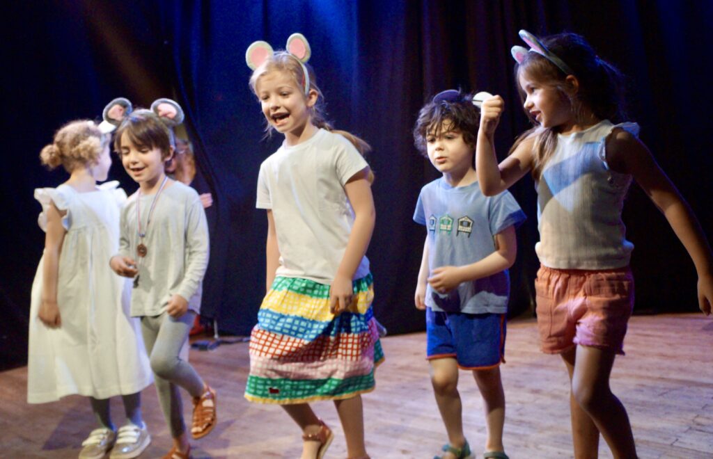 etour en photos sur le spectacle de fin d'année des élèves de théâtre de la compagnie maya