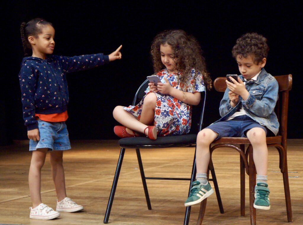 Retour en photos sur le spectacle de fin d'année des élèves de theatre de la compagnie maya